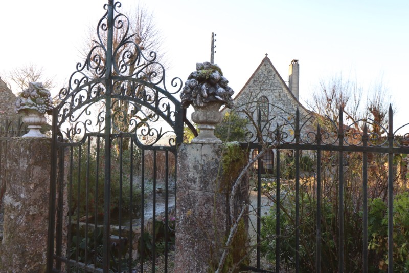 From this location (chapel 14 th century Dordogne France) I wish all members a HEALTHY and inspiring 2025. May the pips be with you!<br />Best M.